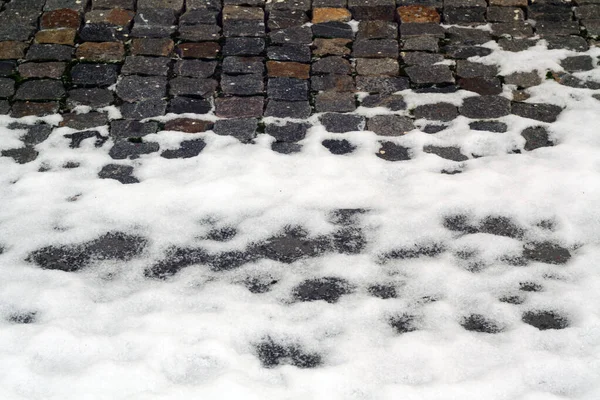 古い石畳の雪. — ストック写真