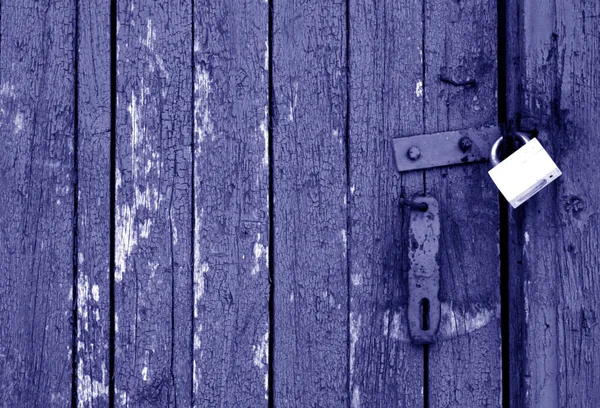 Grungy porte en bois avec serrure en ton bleu . — Photo