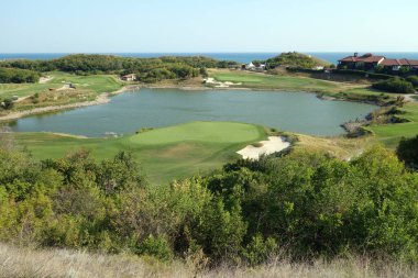 Golf sahaları ve Karadeniz tatil köyü. Mevsimsel doğal arkaplan.