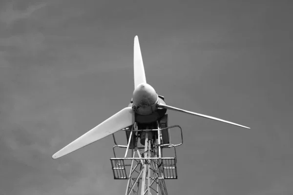 Velha Turbina Eólica Contra Céu Azul Contexto Vista — Fotografia de Stock