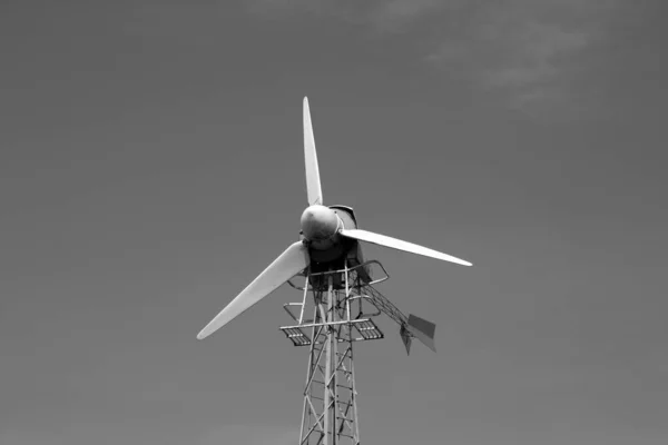 Velha Turbina Eólica Contra Céu Azul Contexto Vista — Fotografia de Stock