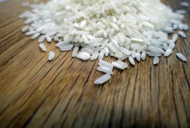 Tahta üzerinde beyaz pirinç, yakın plan. Yemek ve yemek malzemeleri.                                        