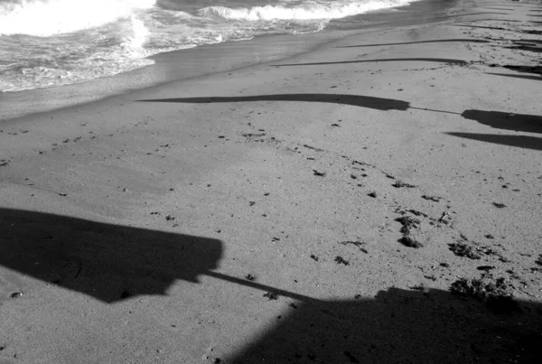 Sombras Sombrillas Playa Orilla Arena Fondo Del Complejo Estacional — Foto de Stock