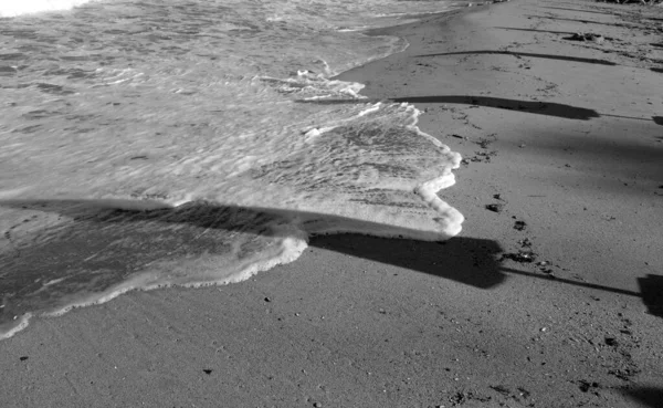 Sombras Sombrillas Playa Orilla Arena Fondo Del Complejo Estacional — Foto de Stock