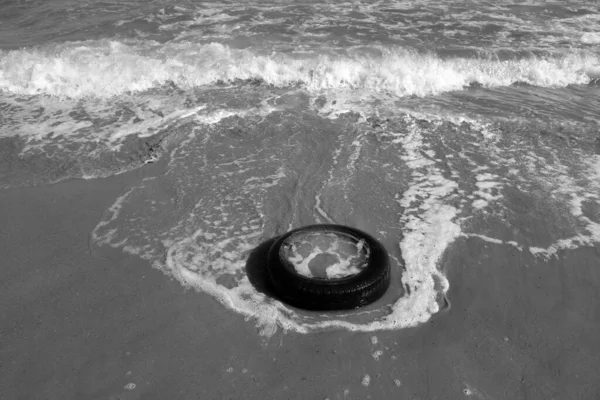 Pneu Carro Usado Praia Isues Ecológicos Ambientais — Fotografia de Stock