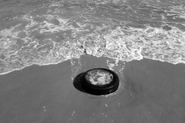 해변에 타이어 생태계 — 스톡 사진