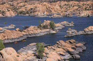 Birkaç kanocu, Watson Gölü 'nün sakin sularını, Arizona' nın parlak gökyüzünün altında noktalayan eşsiz granit kaya oluşumlarını keşfediyor..