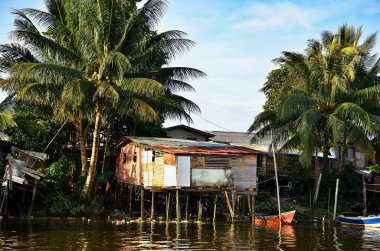 Sarawak, Malezya. 10 Temmuz 2013. Riverbank kırsal alanda yerel halk için evlerde. Ortak olay yerinde balıkçı köyleri.