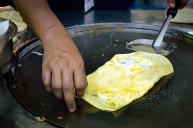 Bangkok, Tayland. 29 Eylül 2016. Ünlü Asya gözleme, roti canai da bilinir. Roti canai sokak hawker tarafından yapma. Roti canai geleneksel gıda Tayland biridir.