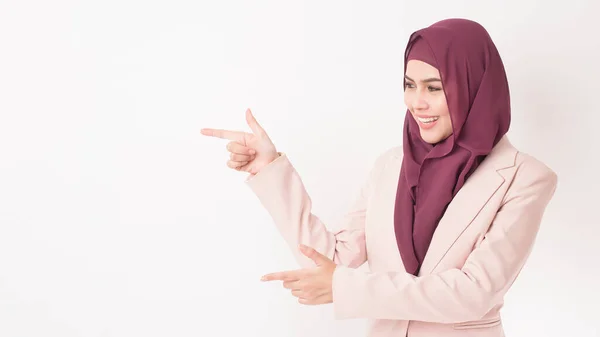 Hermosa Mujer Negocios Con Retrato Hijab Sobre Fondo Blanco —  Fotos de Stock