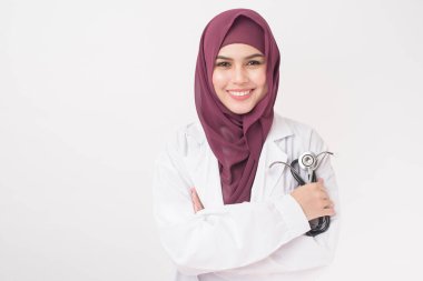 Beyaz arka planda tesettür portresi olan güzel kadın doktor. 
