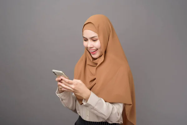 Porträt Der Schönen Frau Mit Hijab Mit Handy Auf Grauem — Stockfoto