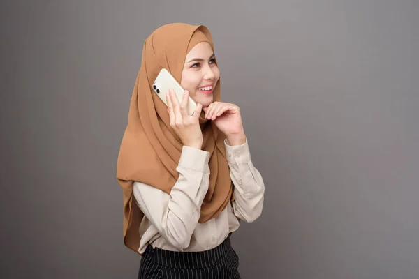 Retrato Mujer Hermosa Con Hijab Usando Teléfono Celular Sobre Fondo —  Fotos de Stock