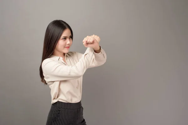 Mulher Negócios Bonita Está Protegendo Negócios Fundo Cinza — Fotografia de Stock