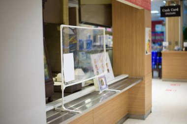 Coronavirus salgını nedeniyle şehir kapatılırken, restoranda sosyal mesafe protokolü olan bir kadın yemek yiyor. 