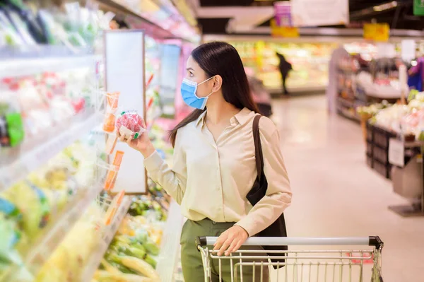 Frau Kauft Mit Gesichtsmaske Supermarkt Ein — Stockfoto