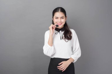 Gri arka planda güzel operatör kadın portresi 