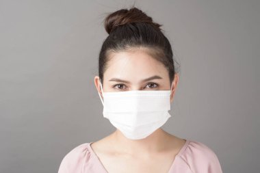 Kadın yüzü cerrahi maske takıyor. 