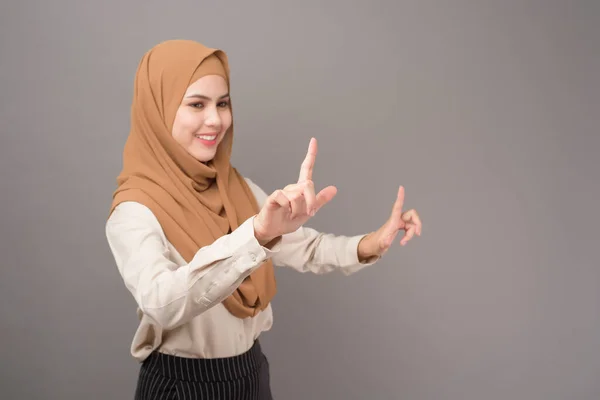 Porträt Der Schönen Frau Mit Hijab Berührt Virtuellen Bildschirm Auf — Stockfoto