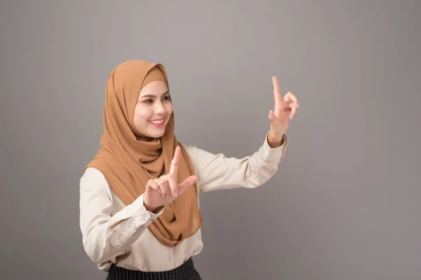 Porträt Der Schönen Frau Mit Hijab Berührt Virtuellen Bildschirm Auf — Stockfoto