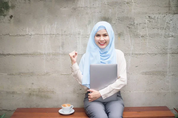 Mujer Musulmana Con Hiyab Está Trabajando Con Ordenador Portátil Cafetería —  Fotos de Stock
