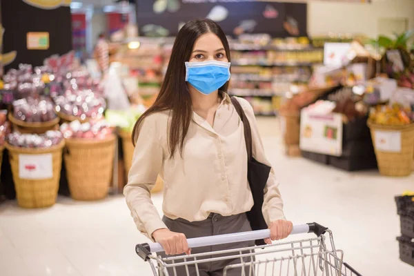 Mulher Está Comprando Supermercado Com Máscara Facial — Fotografia de Stock