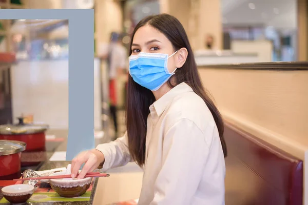 Társadalmi Távolságtartó Protokollal Rendelkező Étteremben Eszik Miközben Lezárják Várost Coronavirus — Stock Fotó