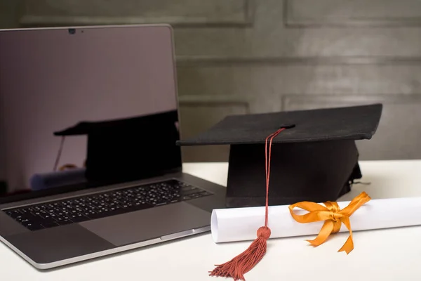 Tampa Graduação Com Computador Portátil Conceito Educação Linha — Fotografia de Stock