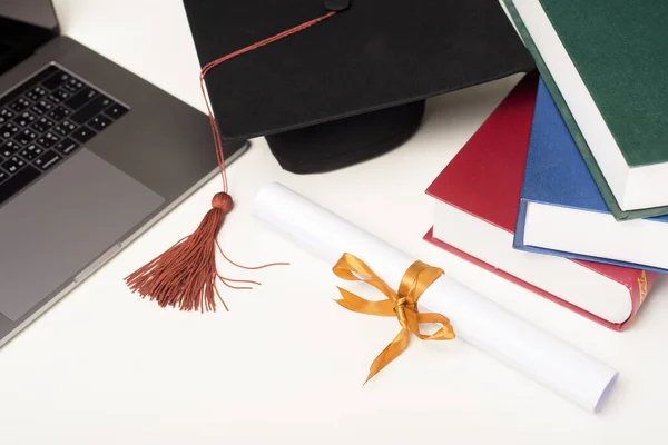 Tapa Graduación Con Ordenador Portátil Concepto Educación Línea — Foto de Stock