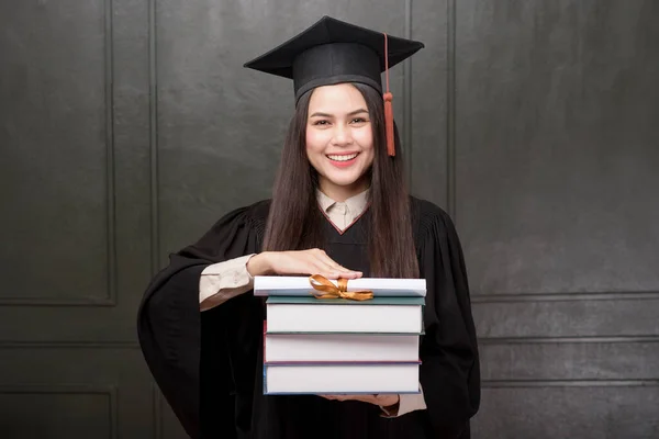 Portret Van Jonge Vrouw Afgestudeerde Jurk Glimlachen Juichen Zwarte Achtergrond — Stockfoto