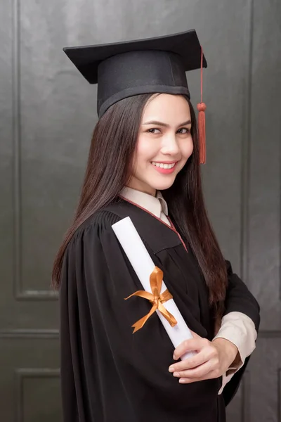 Retrato Mujer Joven Vestido Graduación Sonriendo Animando Sobre Fondo Negro —  Fotos de Stock