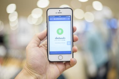 Bangkok, Tayland - 21 Mayıs 2020: Alışveriş merkezinde COVID-19 önleme için Tayland 'ın Thaichana kampanyası ile insanlar akıllı telefon kullanıyor 