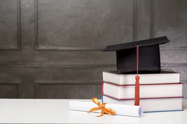 Tapa Graduación Con Libros Sobre Escritorio Blanco Fondo Educativo — Foto de Stock