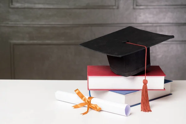 Tapa Graduación Con Libros Sobre Escritorio Blanco Fondo Educativo — Foto de Stock