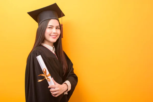 Portret Van Gelukkig Mooie Vrouw Afstuderen Toga Het Bezit Van — Stockfoto