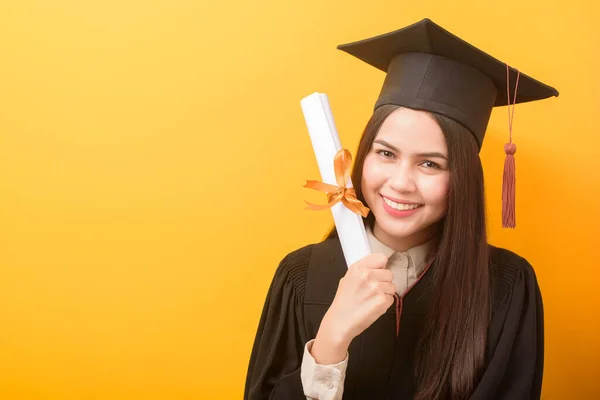 Porträt Der Glücklichen Schöne Frau Abschlusskleid Hält Bildungszeugnis Auf Gelbem — Stockfoto