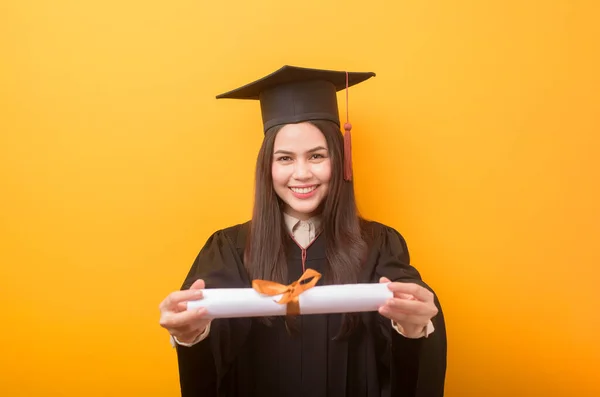 Retrato Mulher Bonita Feliz Vestido Graduação Está Segurando Certificado Educação — Fotografia de Stock