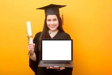 Güzel mezun kadın dizüstü bilgisayar modeli tutuyor, online eğitim konsepti. 