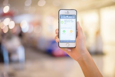 Bangkok, Tayland - Haziran 06, 2020: Alışveriş merkezinde COVID-19 önleme için Tayland 'ın Thaichana kampanyası ile insanlar akıllı telefon kullanıyor 