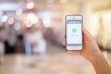 Bangkok, Tayland - Haziran 06, 2020: Alışveriş merkezinde COVID-19 önleme için Tayland 'ın Thaichana kampanyası ile insanlar akıllı telefon kullanıyor 