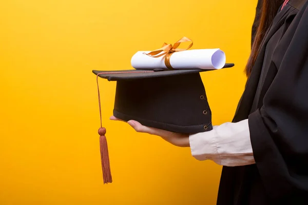 Primer Plano Mano Mujer Vestido Graduación Celebración Gorra Graduación Certificado — Foto de Stock