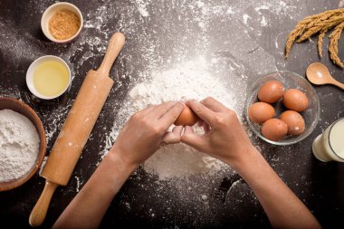 Bir adam ev yapımı fırın yapıyor. 