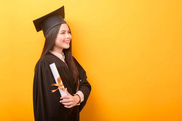 Porträt Der Glücklichen Schöne Frau Abschlusskleid Hält Bildungszeugnis Auf Gelbem — Stockfoto