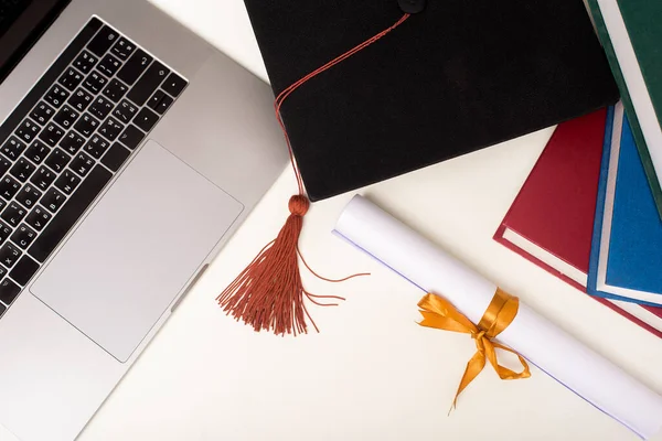 Tampa Graduação Com Computador Portátil Conceito Educação Linha — Fotografia de Stock