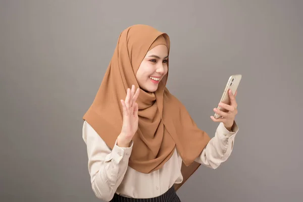 Retrato Mujer Hermosa Con Hijab Usando Teléfono Celular Sobre Fondo —  Fotos de Stock