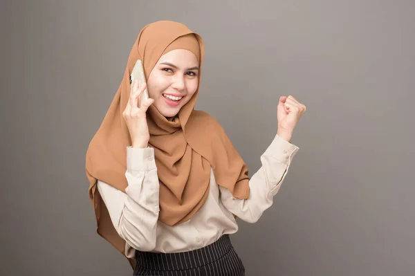 Retrato Mulher Bonita Com Hijab Usando Celular Fundo Cinza — Fotografia de Stock