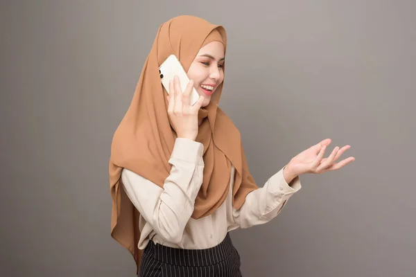 Retrato Mujer Hermosa Con Hijab Usando Teléfono Celular Sobre Fondo —  Fotos de Stock