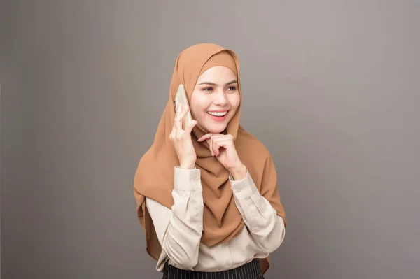 Retrato Mulher Bonita Com Hijab Usando Celular Fundo Cinza — Fotografia de Stock