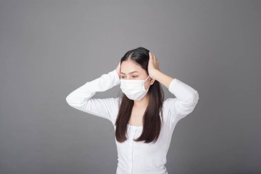 Stüdyoda cerrahi maskeli kadın portresi, sağlık hizmeti konsepti 