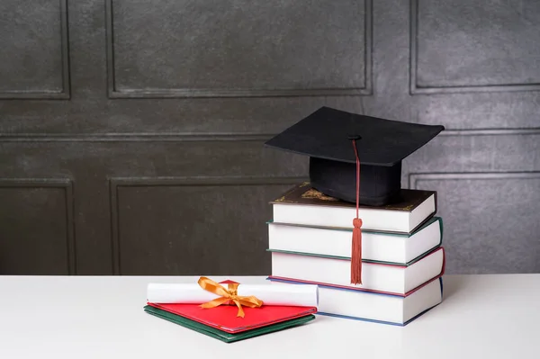 Tapa Graduación Con Libros Sobre Escritorio Blanco Fondo Educativo — Foto de Stock